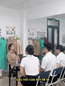 Tất tần tật về “lò luyện thi tiếp viên hàng không” ở Việt Nam: Mỗi ngày trả lời chục câu hỏi phỏng vấn, học tiếng Anh và tập catwalk