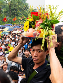 Biển người đổ về Đền Hùng trong ngày Giỗ Tổ Hùng Vương: Người dân đội lễ chen chân hành hương, ngất xỉu giữa dòng người đông đúc