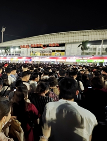 Biển người đổ về sân vận động Mỹ Đình tối nay