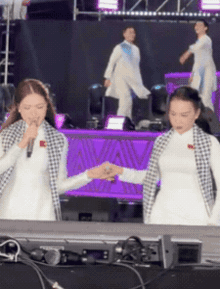 Cùng được mời hát ca khúc có câu "lúa chín cao nhưng chẳng hề cúi đầu", tại sao Hòa Minzy hứng chỉ trích nhiều hơn Cẩm Ly?