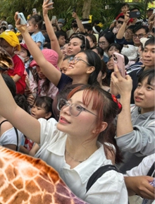 ĐỘC LẠ NGÀY LỄ: Biển người đổ bộ Thảo Cầm Viên từ sớm chỉ để... dự đám cưới hươu cao cổ!