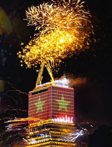 Rực rỡ pháo hoa trên bầu trời TP.HCM đêm 30/4