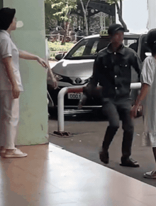 Clip gây phẫn nộ: Chồng chửi bới, vung tay tát thẳng vào mặt vợ bầu trong sảnh bệnh viện