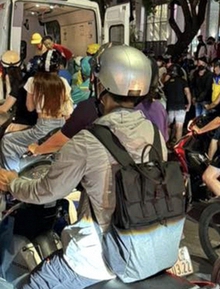 Nữ tài xế xe công nghệ bị hành hung trên đường Xuân Thuỷ, chảy nhiều máu, gục tại chỗ