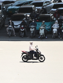 Toàn cảnh Hà Nội trong ngày nắng nóng đỉnh điểm 40 độ C: Thành phố hầm hập như “chảo rang”, dân công sở và tài xế đều "né" ra đường giữa trưa