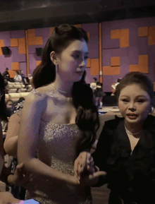 Lộ clip Lê Giang sượng trân vì bị mời ra khỏi rạp khi đang chụp hình với Tiểu Vy