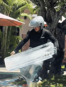 Nắng nóng đỉnh điểm: Resort Hội An thả khối đá khổng lồ xuống bể bơi để khách Tây giải nhiệt cấp tốc