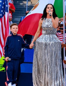 Siêu sao Katy Perry khiến cả thế giới phải đợi chờ, hoá thành "cái đèn chùm màu bạc" chiếm sóng World Cup 2026