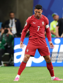 Bùng nổ cảm xúc: Ronaldo cuối cùng cũng "nổ súng", trở thành cầu thủ đầu tiên trong lịch sử ghi bàn ở 6 kỳ World Cup liên tiếp