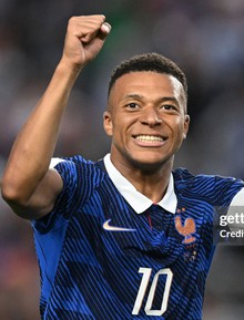 Pháp 3-0 Iraq: Mbappe vẫn lập cú đúp trong trận đấu hi hữu bị hoãn đến 2 tiếng vì mưa bão