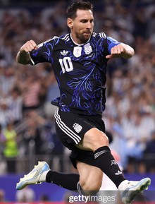 Thiên tài: Messi lại lập thêm kỉ lục chưa từng có ở World Cup sau siêu phẩm sút phạt giúp Argentina thắng 3-1 Jordan