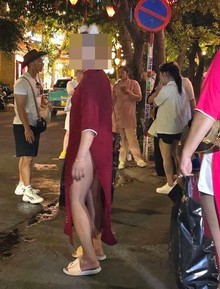 Xác minh vụ du khách nước ngoài mặc áo dài phối bikini gây bức xúc ở Hội An