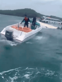 Hiện trường vụ lật ca nô chở hơn 30 khách du lịch ở Phú Quốc: Lực lượng chức năng đang khẩn trương cứu hộ