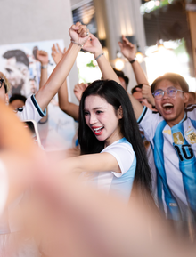 Hàng trăm fan Argentina phủ kín quán cà phê Hà Nội và TP.HCM, vỡ òa khi Messi góp công vào bàn mở tỷ số