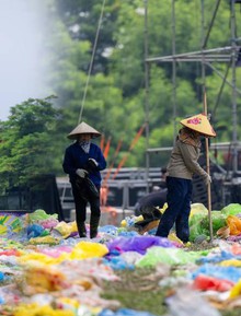 1 ngày sau concert Những thành phố mơ màng, công viên Yên Sở vẫn ngập nilon xanh đỏ, nữ công nhân môi trường: "Chưa bao giờ thấy lượng rác nhiều như vậy"