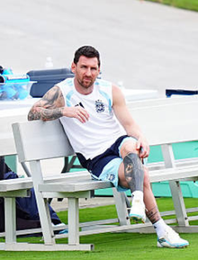 Hàng trăm ống kính vây kín chụp Messi bình thản ngắm trời, "vắt chân rung đùi" trước trận với tuyển Anh