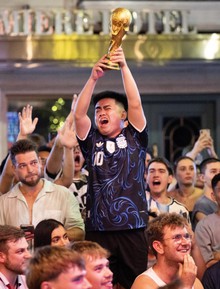 Không khí cổ vũ trận bán kết World Cup 2026 tại Hà Nội và TP.HCM lúc này: “Nóng” còn hơn trên sân!