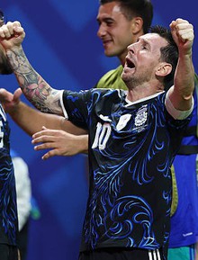 Messi xuất thần giúp Argetina ngược dòng ngoạn mục 2-1 Anh trong 5 phút, giành vé vào chung kết World Cup gặp Tây Ban Nha