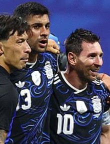 Huyền thoại bóng đá Anh tiếp tục "khẩu chiến" dữ dội với cầu thủ Argentina: "Họ thắng là nhờ có Messi gánh còng lưng thôi"