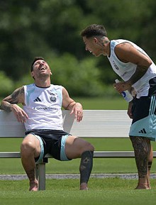 Messi lại bị bắt gặp ngồi "nhìn trời, nhìn đất, nhìn mây", cười tươi rói trước trận đấu đối Lamine Yamal