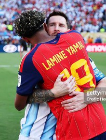 Xúc động khoảnh khắc Lamine Yamal tiến tới ôm chặt và an ủi Messi sau màn thư hùng lịch sử ở chung kết World Cup 2026