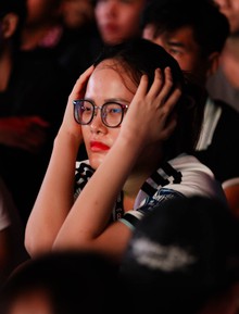 Fan ôm đầu sau tấm thẻ đỏ cho cầu thủ Argentina: Quá khó rồi!