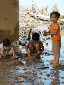 Người dân bản Chít trở về giữa những ngôi nhà bị lũ "ngoạm" một nửa: "Mất hết rồi, không còn một cái gì..."