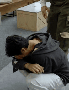 Quách Văn Thơm cúi gập người, khóc nức nở tại show Chông Gai