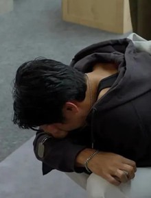 Bro moment viral nhất ATVNCG đêm qua dạy đàn ông một điều: Thấy anh em tan vỡ, hãy để họ khóc cho hết rồi hẵng vỗ về!