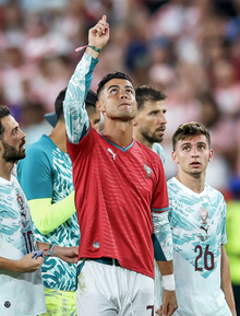 Xúc động: Ronaldo mặc áo của Diogo Jota ăn mừng chiến thắng, tròn 1 năm cầu thủ Bồ Đào Nha qua đời thương tâm