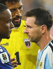 Khoảnh khắc kề vai của những "anh hùng": Messi nói gì khiến "người nhện" Vozinha xúc động không nói nên lời?
