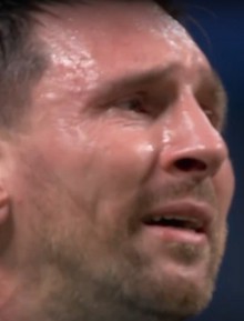 Messi khóc nức nở sau khi sút hỏng penalty: "Tôi sợ mình đã làm các đồng đội thất vọng"