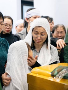 Chiều mưa tiễn đưa Trung tá Trần Văn Tùng về nơi an nghỉ, con gái nhỏ nép bên mẹ: “Mẹ đừng khóc mà…”