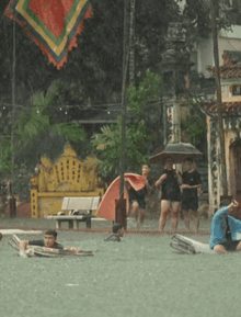 Cảnh lạ ở Văn Quán sau ngày Hà Nội mưa xối xả, đường Triều Khúc cũng biến thành bể bơi khổng lồ