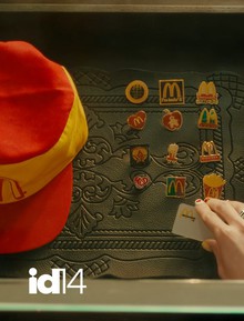 Giữa đỏ, vàng của McDonald’s, cúc khuyết cánh bắt đầu nở