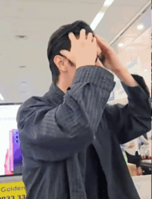 "Hot boy đẹp nhất Tử Cấm Thành" Hứa Khải đổ bộ Tân Sơn Nhất: Visual đời thực vừa soái vừa ngầu không chỗ chê