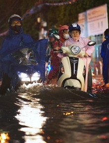 TP.HCM mưa lớn liên tiếp: Dân công sở khổ không ai bằng, tan làm gặp ngập, xe hư, về nhà vẫn còn một “núi” việc