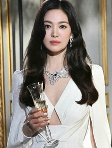 Song Hye Kyo đi ăn cùng bạn trai tin đồn, đàng trai là thiếu gia tập đoàn đóng tàu lớn thứ 2 Hàn Quốc?