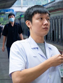 6 giờ sáng, nam bác sĩ Bệnh viện Bạch Mai mang cơm vợ nấu, lên tàu đi Ninh Bình: "Từ ngày đi làm xa, thấy vợ thương hơn"