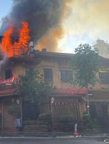 Hiện trường vụ cháy dữ dội tại quán bia trên phố Tăng Bạt Hổ, lửa bùng lên trùm kín tầng 3