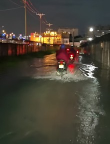 Dân văn phòng ở TP.HCM tối 30/9: Ra về lúc 18h đến 21h vẫn đứng trên đường