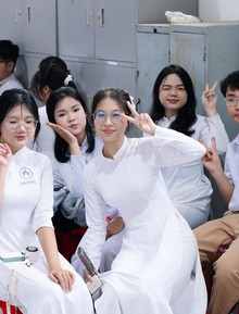 Tới THPT Võ Trường Toản - ngôi trường công lập rộng gần 20.000m², có cả hồ bơi giữa sân ngày đầu năm học mới