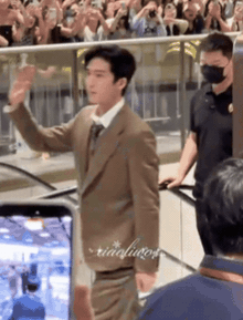 Choáng váng trước biển người bao vây TTTM để xem nhan sắc thật của "tổng tài bad boy" hot nhất hiện nay