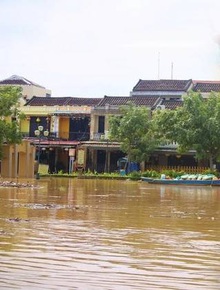 Những hình ảnh đau lòng ở Hội An: Vừa đìu hiu vì dịch Covid-19, phố cổ lại chìm trong nước lũ