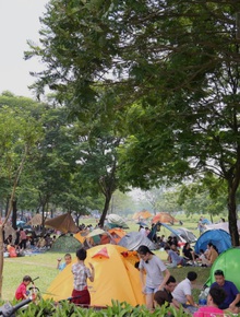 Nghỉ lễ giỗ Tổ Hùng Vương chỉ có 1 ngày, người dân Thủ đô ùn ùn đổ về công viên Yên Sở cắm trại, nướng thịt