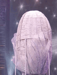 Đêm thi quốc phục Miss Universe: Khánh Vân lộ diện cực thần thái với cú xoay catwalk gây sốt cùng Kén Em tỏa sáng trên sân khấu