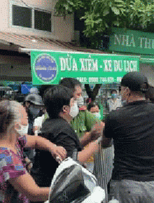 Hà Nội: 2 vợ chồng chống đối, gây rối tại chốt kiểm dịch chợ Yên Phụ