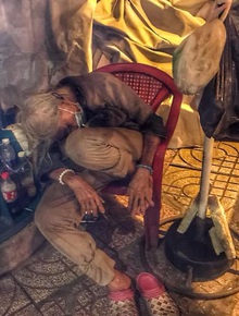 Bộ ảnh về người vô gia cư lay lắt trong đêm Sài Gòn giãn cách và những điều ấm áp nhỏ bé khiến ai cũng rưng rưng