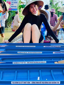 Netizen tranh cãi hình ảnh Thuỷ Tiên tặng thuyền máy cứu trợ miền Trung nhưng chỉ ghi tên 2 vợ chồng, phía chính chủ nói gì?