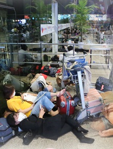 Hành khách trắng đêm vật vờ tại sân bay sân bay Tân Sơn Nhất vì chuyến bay delay suốt 12 tiếng: Lấy giày làm gối, áo làm chiếu